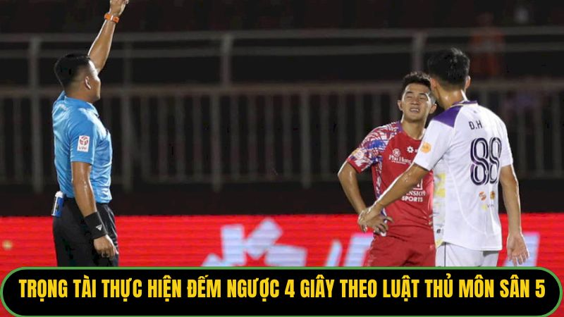 Trọng tài thực hiện đếm ngược 4 giây theo luật thủ môn sân 5.